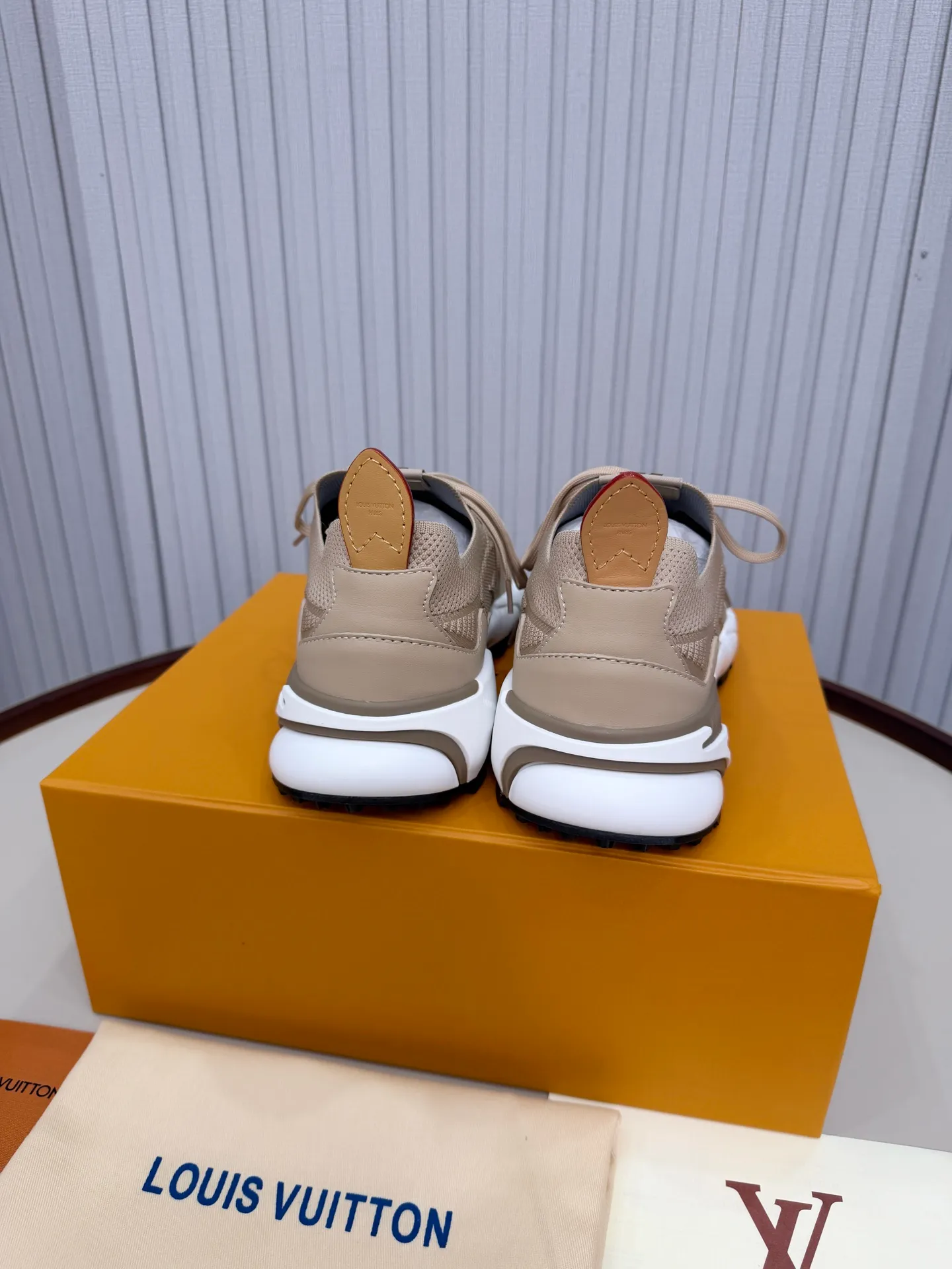 Men's men's shoes P640! Top version LV Louis Vuitton L Jialu brand Runner Tatic series thick-soled casual sports shoes running shoes original purchase development and production This LV Runner Tatic sports shoe combines fly woven fabric material to interpret the inspiration of traditional mountaineering shoes. The LV letters are written on one side, the Louis Vuitton logo, and the light and wear-resistant rubber outsole complete the whole package. The delivery counter is exquisitely packaged🛍📦 ▪️Fabrics: Original imported custom fly-knit fabric ▪️Inner lining: Original custom-made breathable mesh ▪️Sole: Original molded anti-slip rubber combination material ▪️Sole thickness: 4CM ▪️Size: Men's 39-45